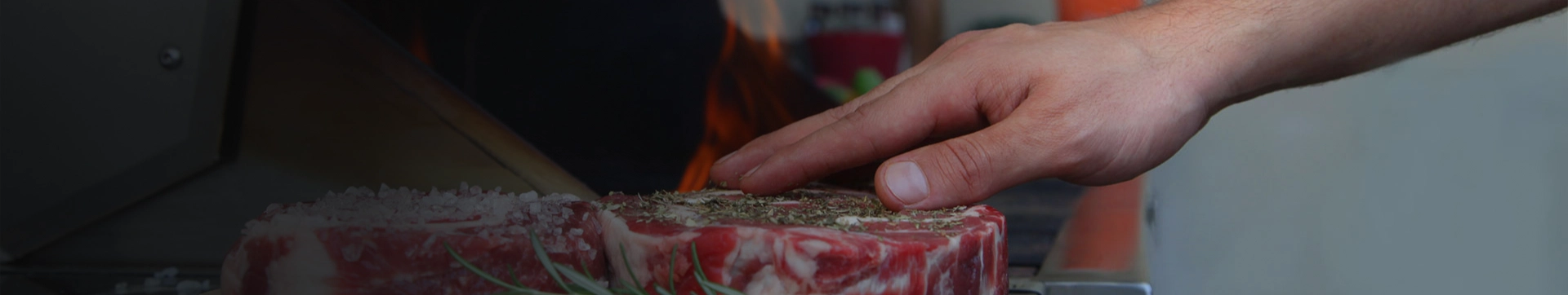 Preparando carne para asar en asador de parrilla Grillbox